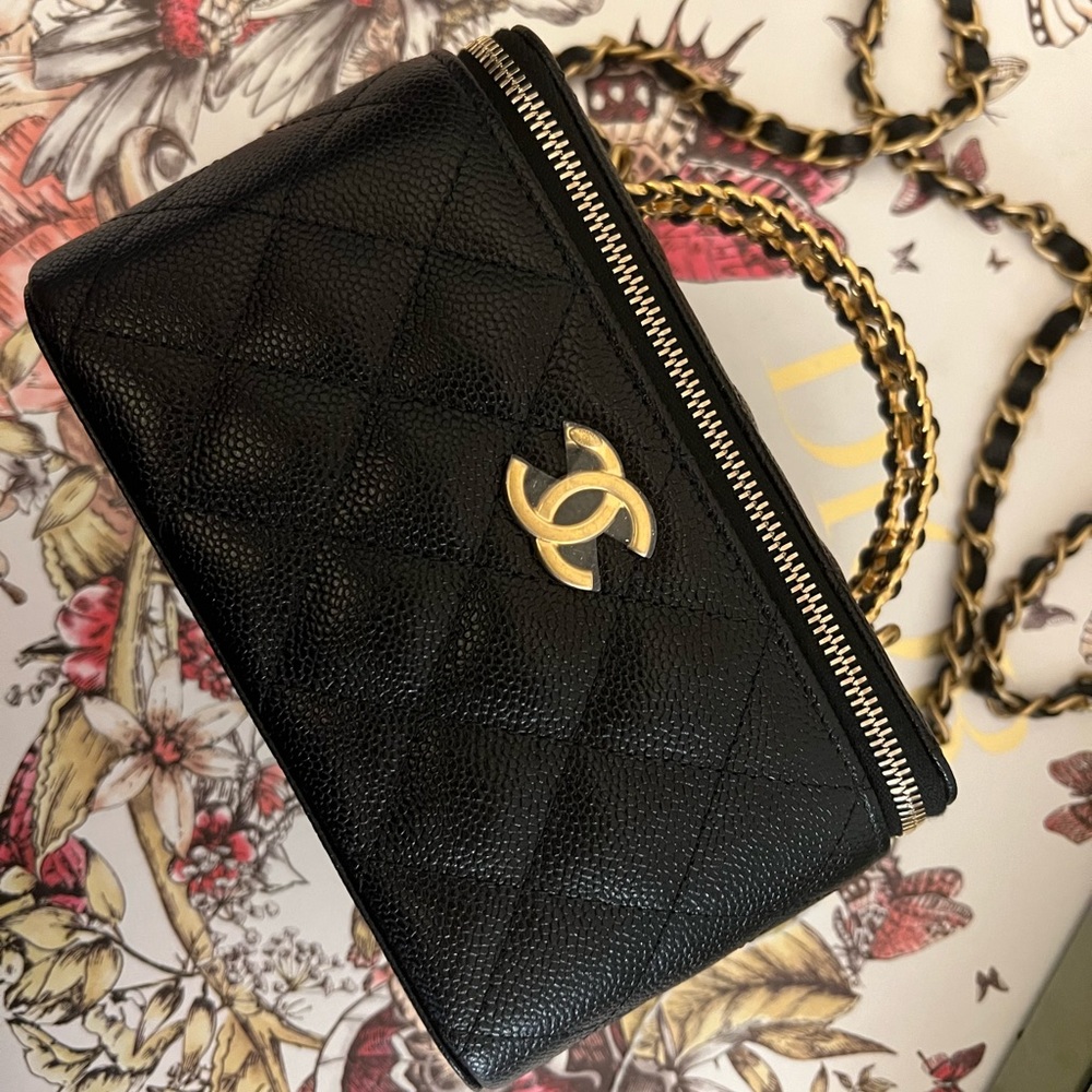 Chanel 22S Pickmeup long vanity case
